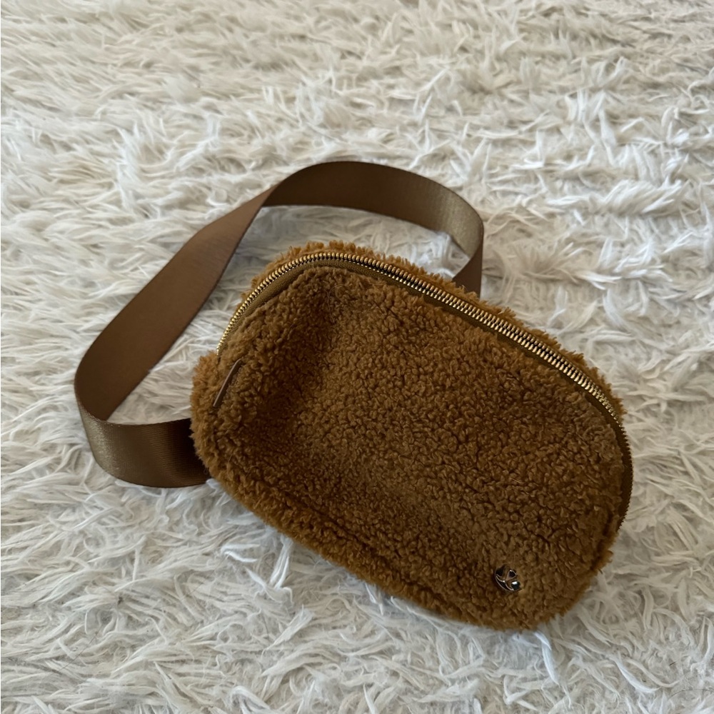 Lululemon brown Sherpa belt bag